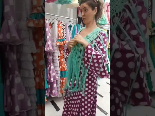 Vídeo relacionado con Mantón Bordado en Flores para Baile Flamenco Español, Set de Complementos Sevillana, Mantón, Collar, Flor y Peineta Flamenca para Adultos (Blanco)