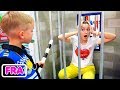 Vlad et Maman s'amusent à l’espace de jeux pour enfants Vlad et Maman s'amusent à l’espace de jeux pour enfants