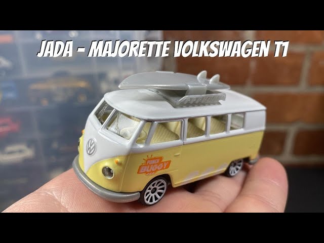 Vídeo relacionado con Jada- Furgoneta Volkswagen T1, 31cm, Contenedor de 9 coches escala 1:64 (7,5cm). Con luz, tabla de surf y pegatinas, Techo y compartimento extraíble (212055010)