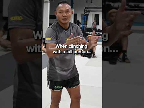 How Saenchai deals with a taller fighters in the clinch… lock on and never let go🐨🤣 #shorts