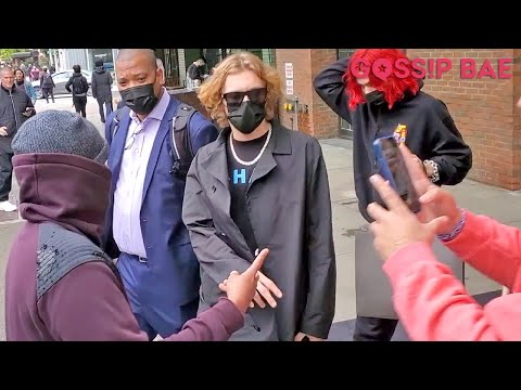 The Kid LAROI takes selfies with fans before heading to SNL performance with Miley Cyrus