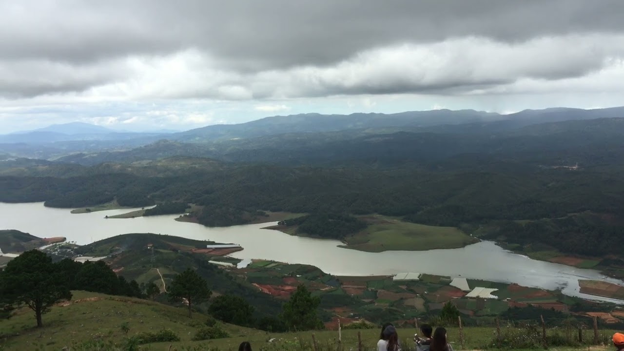 Dream Hill Dalat enchants visitors with misty landscapes, vibrant gardens, and breathtaking panoramic views.