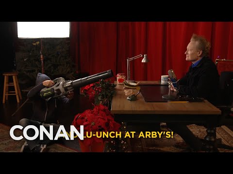 コナンは葉のブロワーで彼のモノローグをスパイスアップ - TBSのコナン (Conan Spices Up His Monologue With A Leaf Blower - CONAN on TBS)