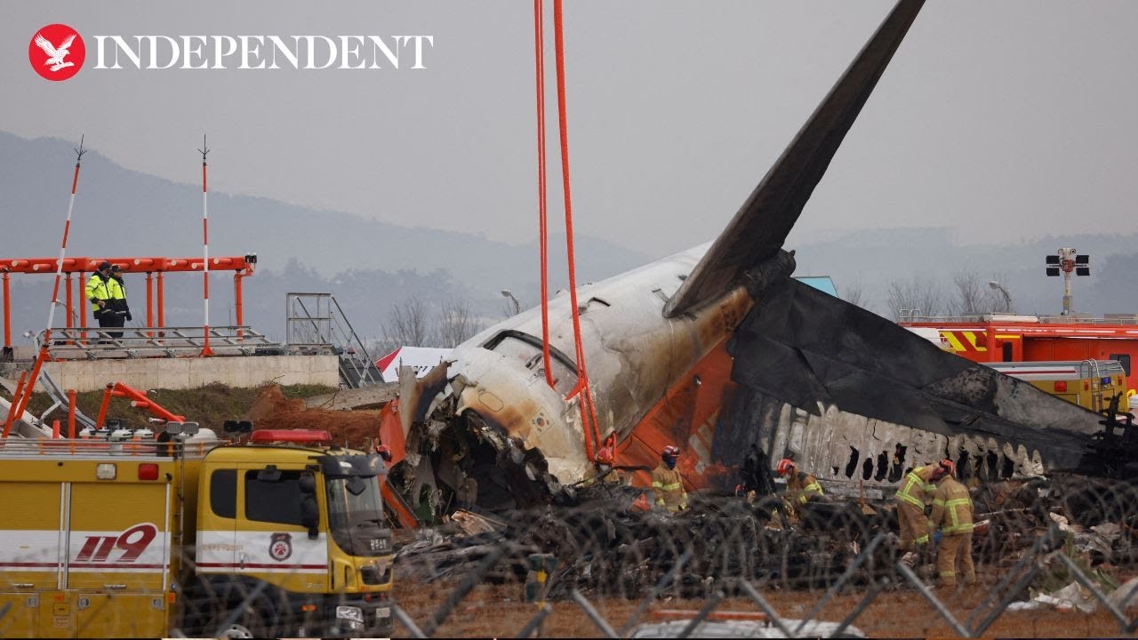 Mourners visit memorial altar to pay respects to victims of deadly Jeju Air plane crash