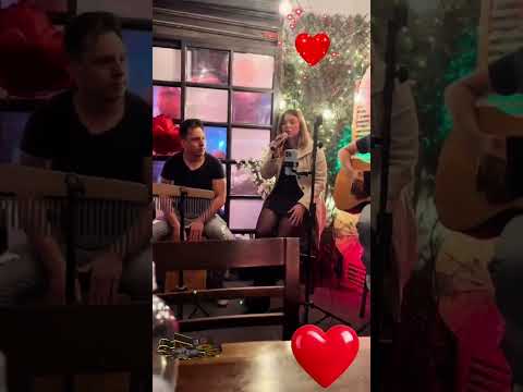 A CANTORA NATÁLIA MURTELE  SE APRESENTA NO RESTAURANTE JAPONÊS TOMO TOMO NO DIA DOS NAMORADOS