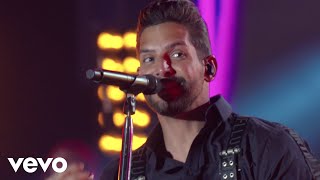 Me Abraça Lyrics English Translation