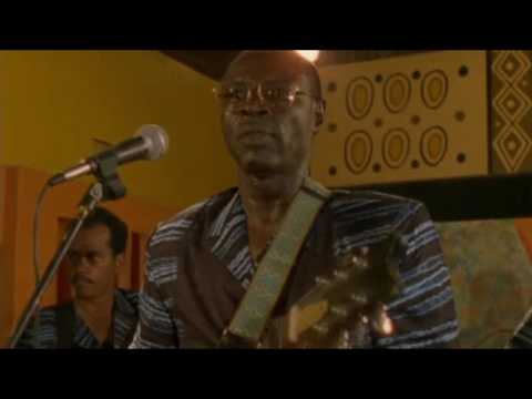 A Visit to Ali Farka Touré (Ali Farka Touré -  Le miel n'est jamais bon dans une seule bouche)