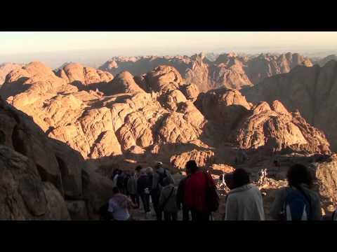 Рассвет на вершине горы