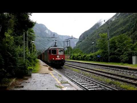 DOPPIA TRAZIONE DI Re 6/6 + 4/4 SBB IN TRANSITO CON CARRI PER LEGNAME A VARZO. (VB) 25 - 6 - 2016