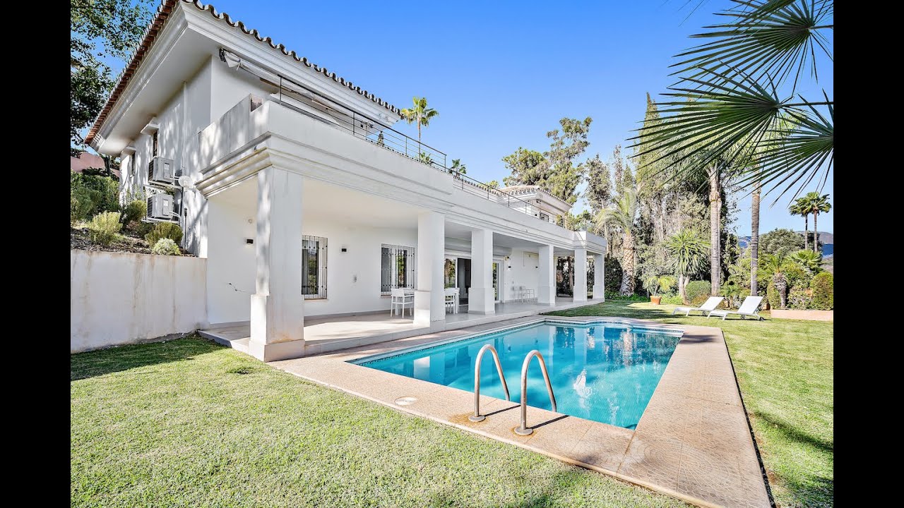 Villa récemment rénovée avec vue sur le terrain de golf Rio Real à vendre à Marbella Est