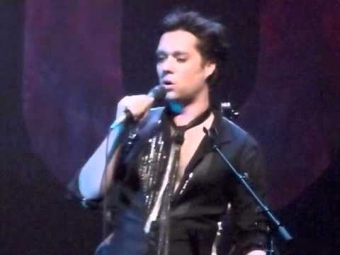 Rufus Wainwright & co perform 'Everybody Knows' at House of Rufus