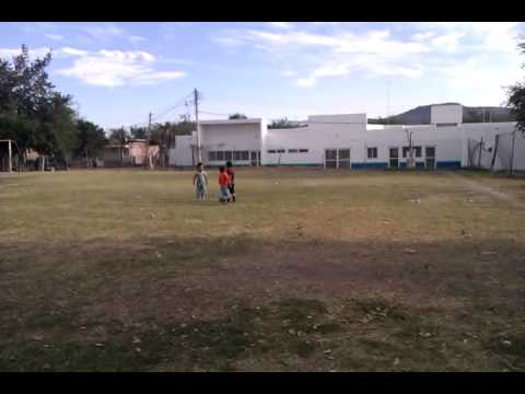 3 ni�os golpean a un adolecente