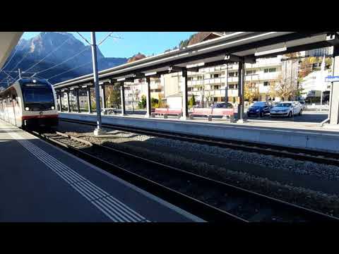 Triebzug der zb/Einfahrt Bahnhof Engelberg OW/Einstieg in den Zug/Innenraum