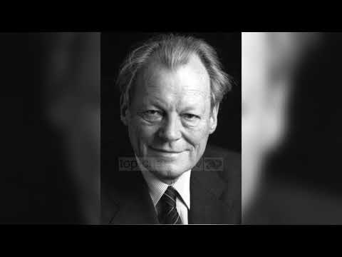 Top News - Fotografia simbol/ Kancelari kërkoi ndjesë në gjunjë