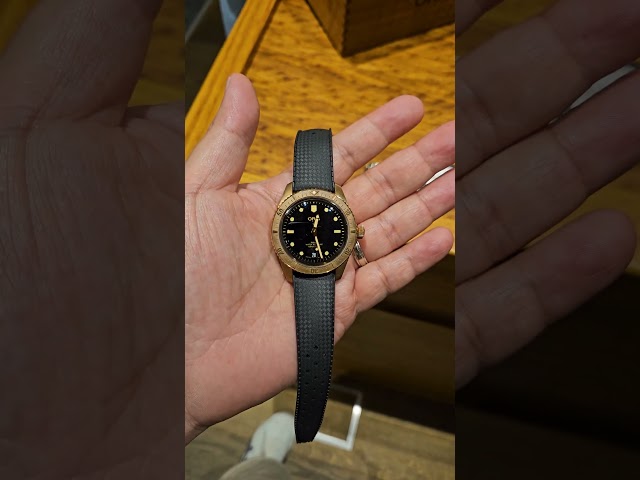 Vídeo relacionado con Oris Divers Sixty-Five 40mm Reloj para hombre Bronce Acero