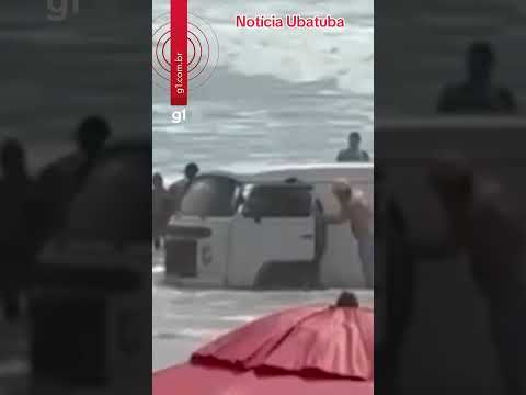 Kombi fica atolada em praia em Ubatuba, litoral norte de São Paulo