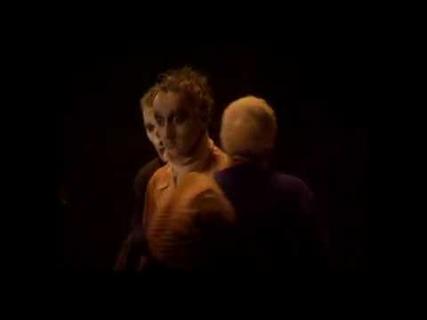 Απόσπασμα από την εμβληματική παράσταση χοροθεάτρου&nbsp;May B&nbsp;(1981), μία δημιουργία της [[#Maguy Marin [Μαγκύ Μαρέν]#]] βασισμένη στα γραπτά του [[#Samuel Beckett [Σάμιουελ Μπέκετ]#]]. Το απόσπασμα αναπτύσσεται πάνω στο&nbsp;Lied&nbsp;των Franz Schubert (μουσική) και [[#Heinrich Heine [Χάινριχ Χάινε]#]] (ποίηση) "Der Doppelgänger" [Ο σωσίας] από τον κύκλο&nbsp;Lieder Schwanengesang&nbsp;[Κύκνειον άσμα] (1828). Ερμηνεία: [[#Dietrich Fischer-Dieskau [Ντήτριχ Φίσερ-Ντισκάου]#]] (φωνή), [[#Gerald Moore [Τζέραλντ Μουρ]#]] (πιάνο).