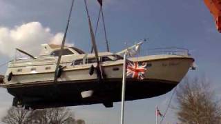preview picture of video 'Linssen Yachts GS 500 lifted by mobile crane'