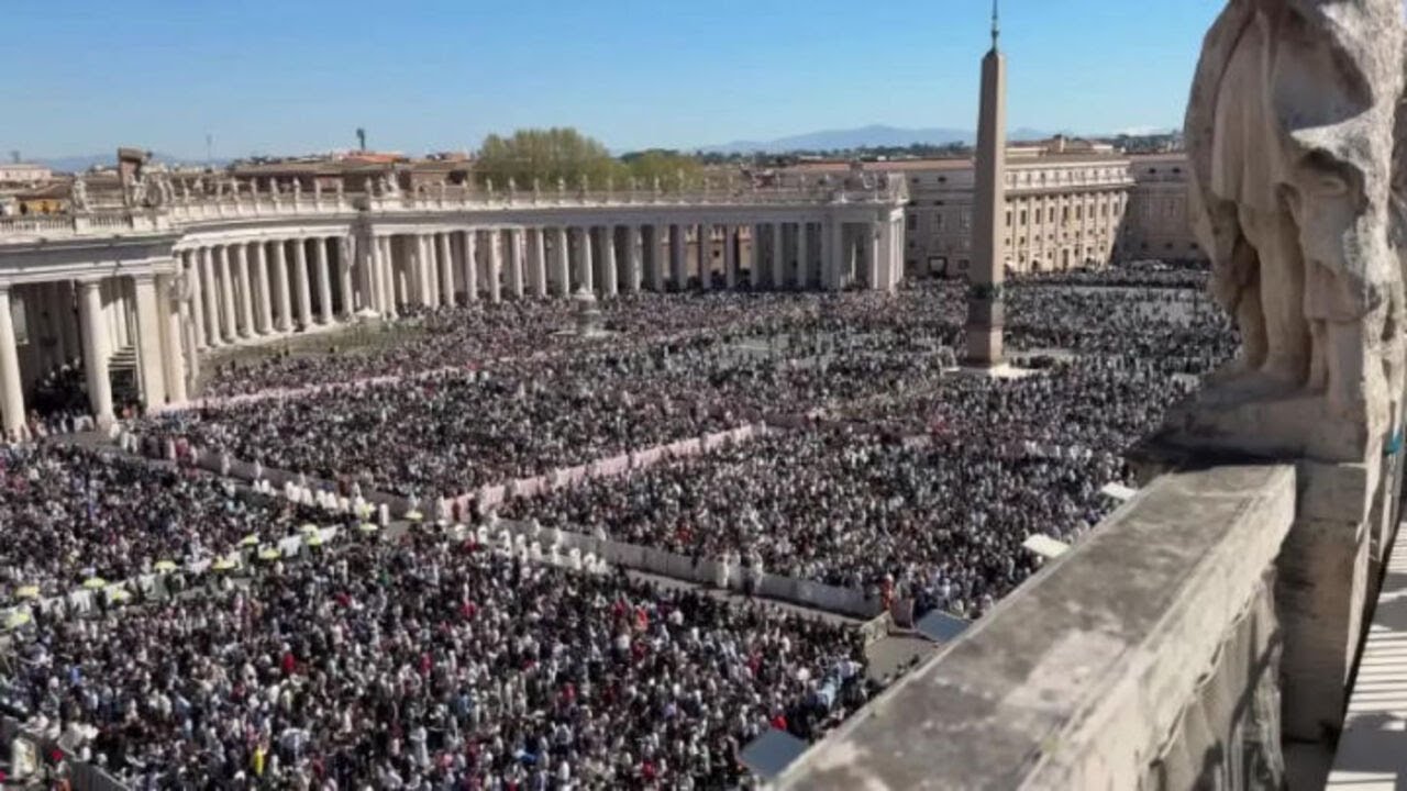 Messa di Pasqua di Papa Leone XIV, piazza San Pietro gremita