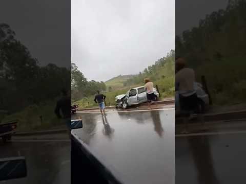 Colisão entre dois veículos é registrada durante chuva entre MG e ES