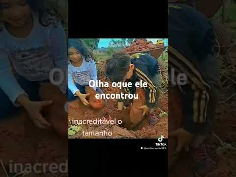 Olha o tamanho disso que ele  encontrou cavando a terra!!