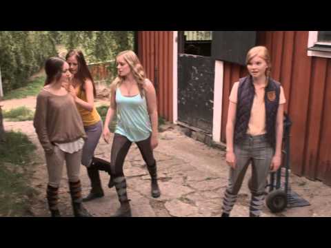 En scen från Svts serie ”Revolt”. I rollen som Yasmine. 