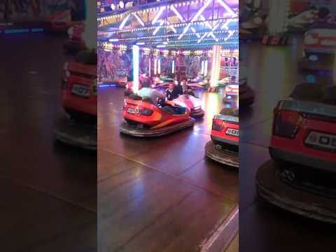 Een ritje op de botsauto' s op de kermis