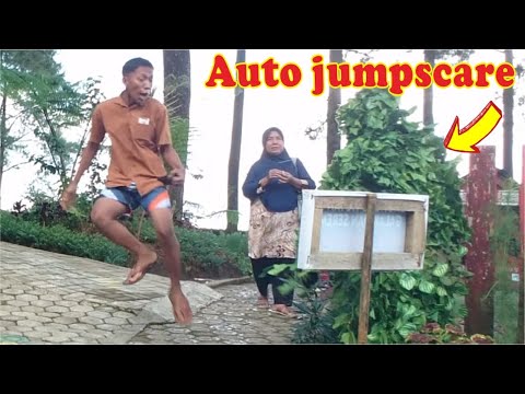 auto-lompat-bushman-prank-jumpscare