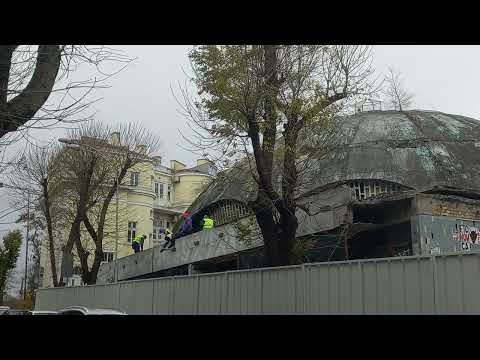 Започна събарянето на култовата баня "Гъбата"