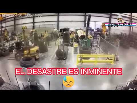 Montacargas (AUTOELEVADOR) se lleva puesta una Carga Suspendida y hace un DESASTRE