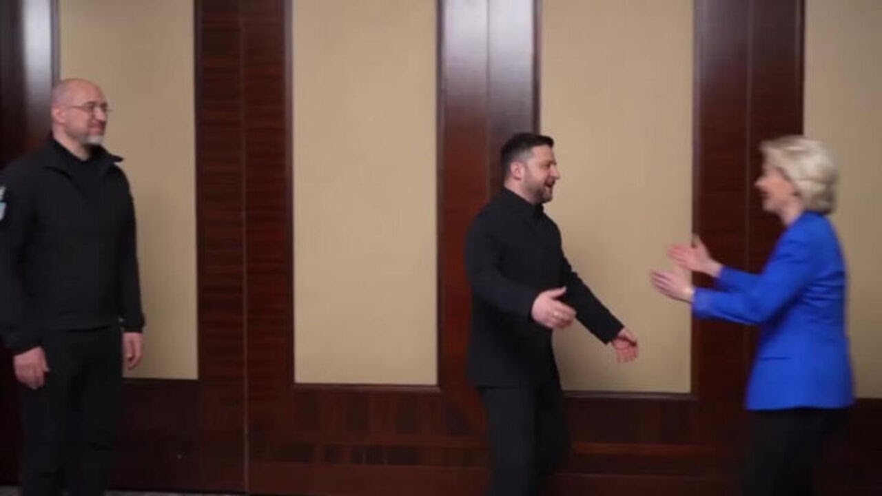 Zelensky accoglie a Kiev Von Der Leyen e Costa nel giorno del quarto anniversario della guerra