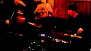 Juan Pablo Arredondo, Mark Helias y Brian Adler en Smalls jazz club NY Juana no duerme 1.mpg