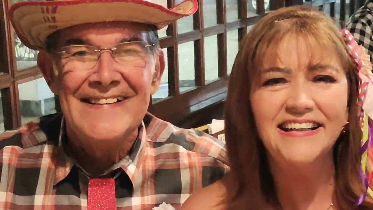 Quadrilha junina cantando no Bar e Restaurante Garota de Copacabana