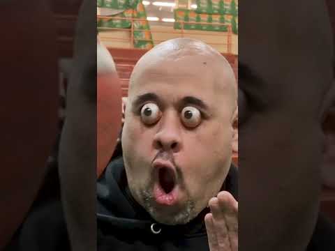 He pops his eyeballs out COMPLETELY 👀