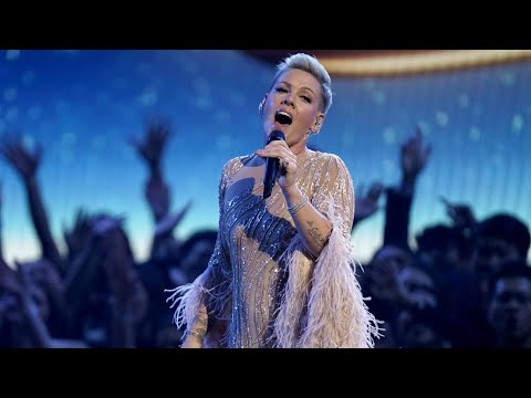 A touching tribute to Olivia Newton-John from Pink at the AmericanMusicAward22