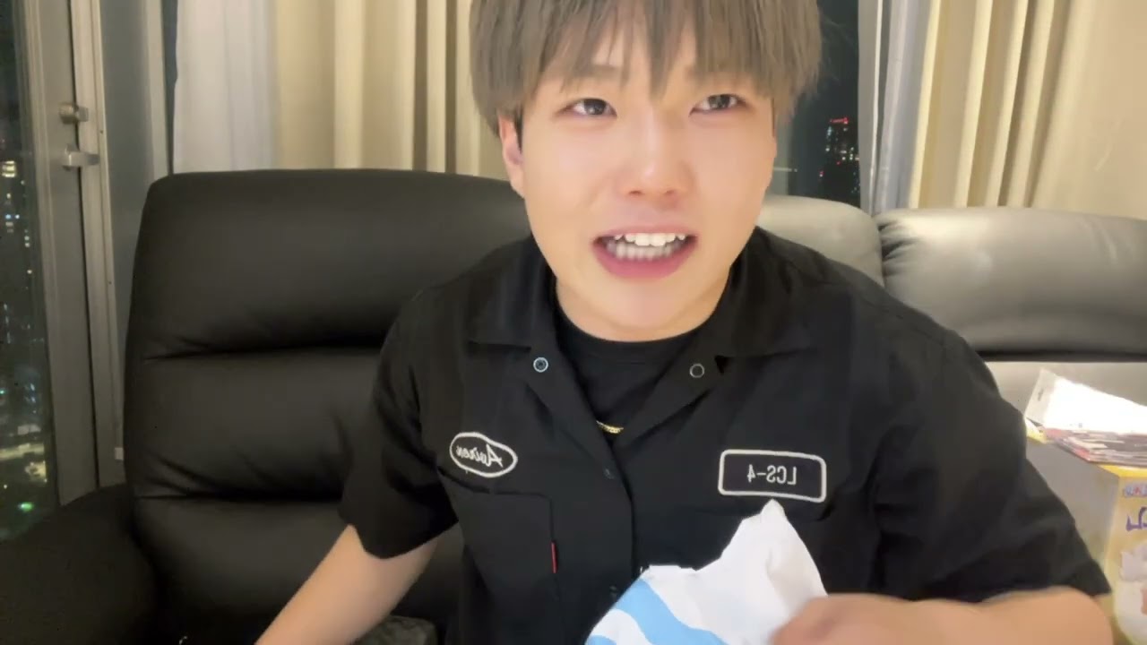 推しグッズにお金使いすぎた．