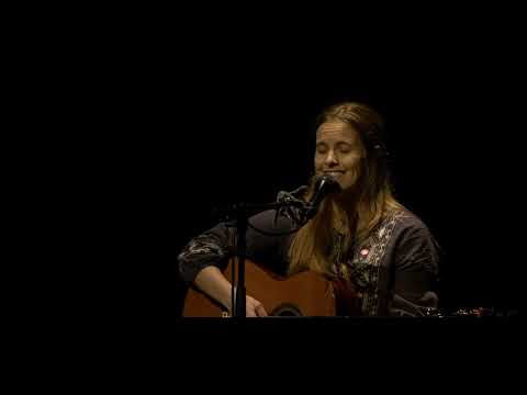 'Shante Ishta' - live by Suyana