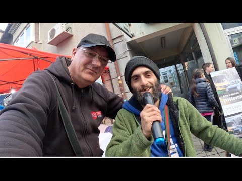 Poznati pjevač Mustafa na VAŠARU u Gračanici. Pjevanjem otvarao ljude.Marke padaju. Vašar Gračanica