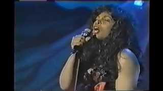 DONNA SUMMER SINGS FRIENDS UNKNOWN LIVE!