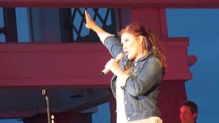 Peace Sign - Jo Dee Messina (Tanner Park August 7, 2013)