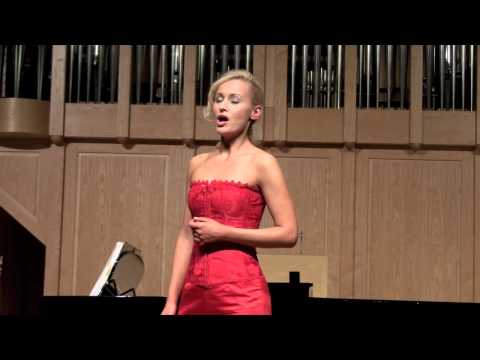 Izabela Okapiec of ALIZMA performs Amarilli, Mia Bella