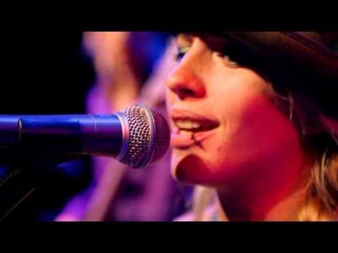 Cynthia Nickschas - Generation Blöd (offizielles Musikvideo)