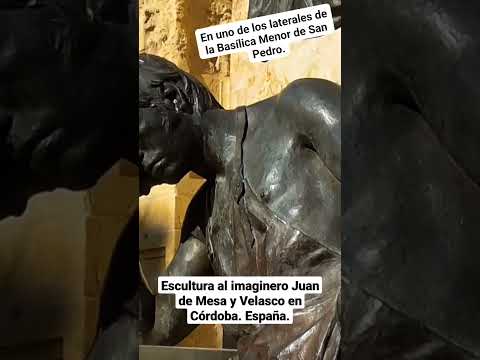 ESCULTURA A JUAN DE MESA EN UNO DE LOS LATERALES DE LA BASÍLICA DE SAN PEDRO EN CÓRDOBA. España.