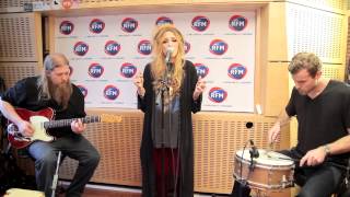 Kendra Morris interprète "Concrete Waves" dans les studios de RFM