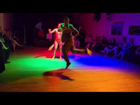 Argentine tango: Yesica Esquivel & Ariel Leguizamon - Tango Escenario