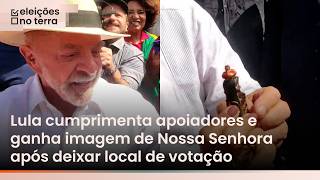 Lula deixa local de votação, cumprimenta apoiadores e ganha imagem de Nossa Senhora Aparecida