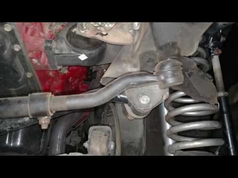 Demonstrating what bad tie rods look like on Jeep's