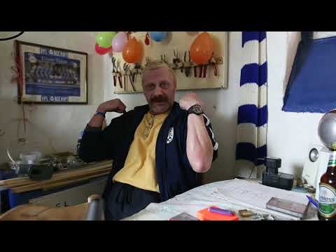 Tankwart a.D. erklärt sein "Bettlaken" Kostüm