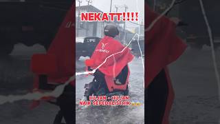 Download lagu Reckless in the Rain Riding an Electric Bike Uwinfly D60 #onlineshopping #electricbike #shorts mp3