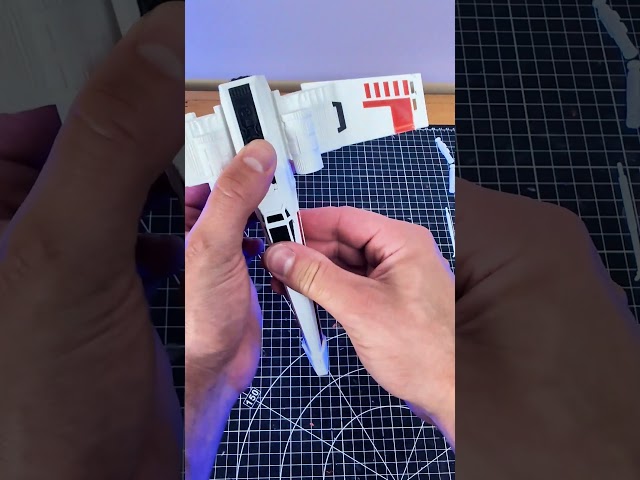 Vídeo relacionado con Póster "Star Wars" Nave X-Wings: Batalla espacial (91,5cm x 61cm) + 1 paquete de tesa Powerstrips® (20 tiras)
